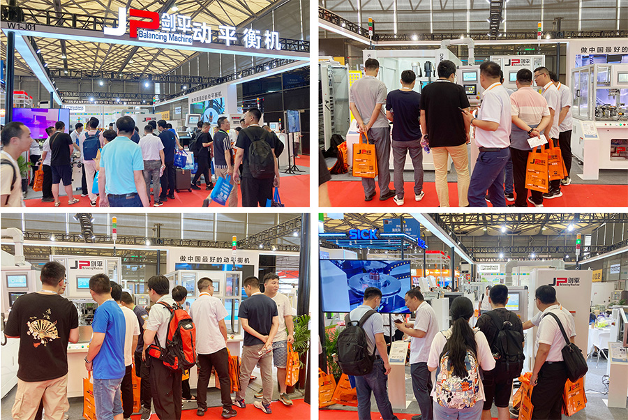 人們紛紛聚集在展位前，了解劍平動(dòng)平衡機(jī)